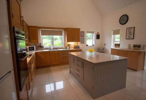 spacious property - Kilskeery - modern country house - kitchen - fireplace - hot tub - cozy - lough Erne