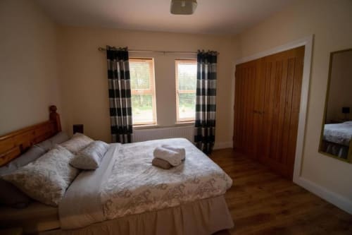 spacious property - Kilskeery - modern country house - kitchen - fireplace - hot tub - cozy - lough Erne