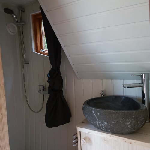 Salle de bain moderne en grenier avec vasque en pierre et douche au gîte Les Refuges Du Chalet à Jalhay