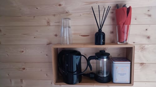 Étagère en bois avec cafetière noire, cafetière à piston et thé Jasmin Dragon Pearl dans le chalet aux Refuges Du Chalet, Jalhay