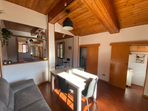 Appartamento Social Costa presso L'Appartamento Giusto a Bologna con sala da pranzo open-plan, soffitto in legno e design moderno