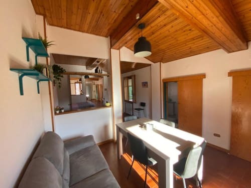Appartamento Social Costa a L'Appartamento Giusto Bologna: open space con tavolo da pranzo, divano lounge e finiture in legno