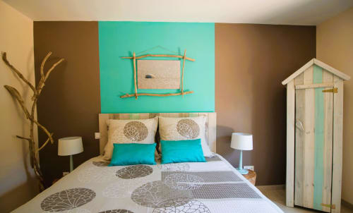 Room Saona at Belloréade BnB in Belloc features turquoise accent wall, geometric patterned bedding, and modern decor with