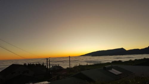 Vue du lever de soleil sur la mer de nuages à Case Vi D'O, La Plaine des Cafres, île de la Réunion