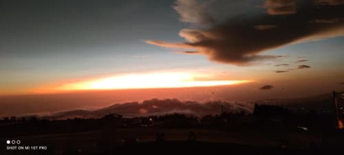 Coucher de soleil spectaculaire sur la Plaine des Cafres, vue depuis la maison d'hôtes Case Vi D'O, île de la Réunion