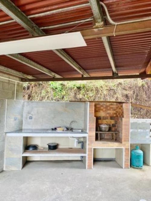 Cuisine extérieure couverte à la guesthouse Case Vi D'O à La Plaine des Cafres avec équipements de cuisson