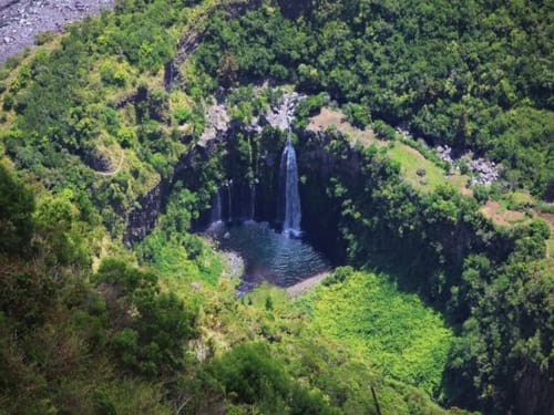 Vue aérienne d'une cascade dans la forêt luxuriante près du gîte Case Vi D'O', La Plaine des Cafres, île de la Réunion