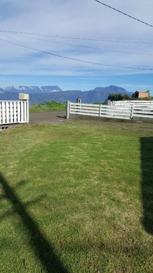 Villa blanche avec clôture et vue sur les montagnes à Case Vi D'O, La Plaine des Cafres, Réunion