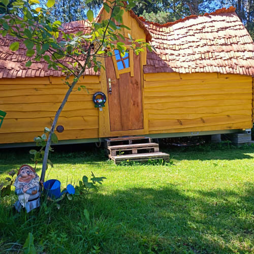 Charmant chalet en bois aux Refuges Du Chalet à Jalhay avec vue sur jardin, entrée accueillante et verdure luxuriante