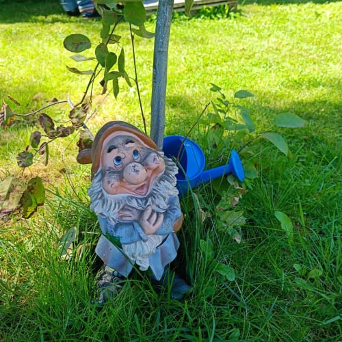 Gnome de jardin avec arrosoir devant le gîte Les Refuges Du Chalet à Jalhay, Belgique