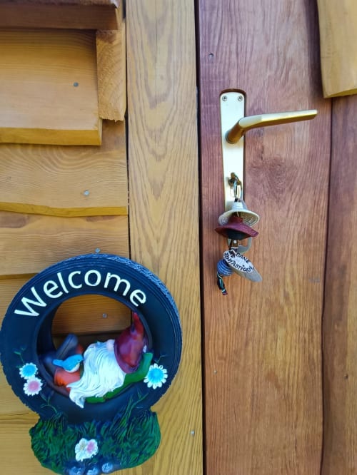 Porte du chalet aux Refuges Du Chalet avec panneau de bienvenue et porte-clés décoratif, Jalhay