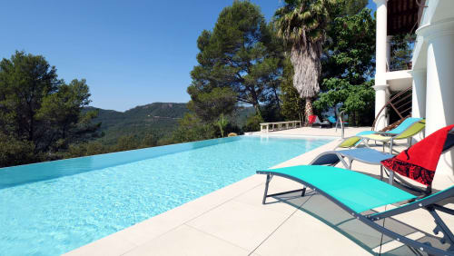 Piscine à débordement Chauffée 4,5X11m et plage sans vis à vis