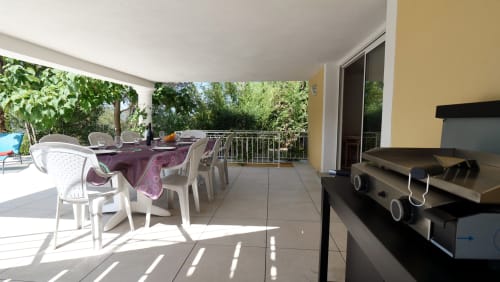 Überdachte Terrasse und Plancha