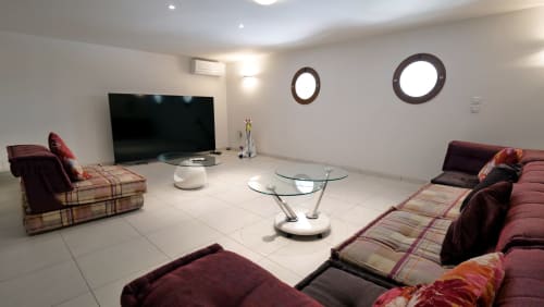 großes klimatisiertes Wohnzimmer mit 149 cm XXL-Smart-TV