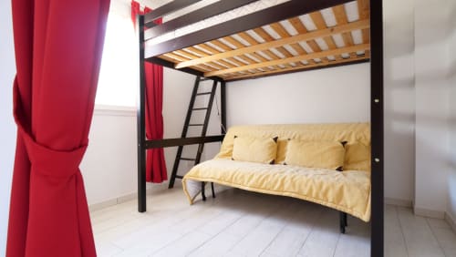 Alkoven im 1. Stock mit 1 Doppelbett und einem Zwischenbett, das als zusätzliches zusätzliches Schlafzimmer dienen kann
