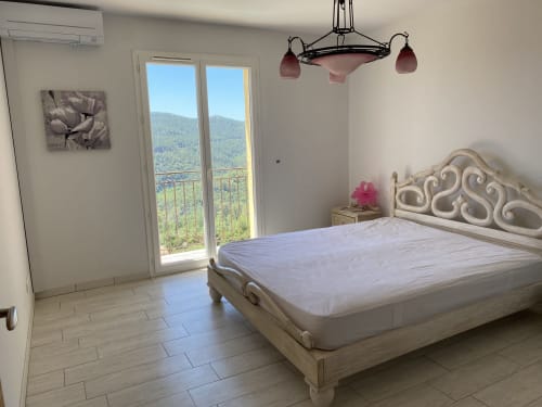 Klimatisiertes Schlafzimmer im 1. Stock mit Kleiderschränken