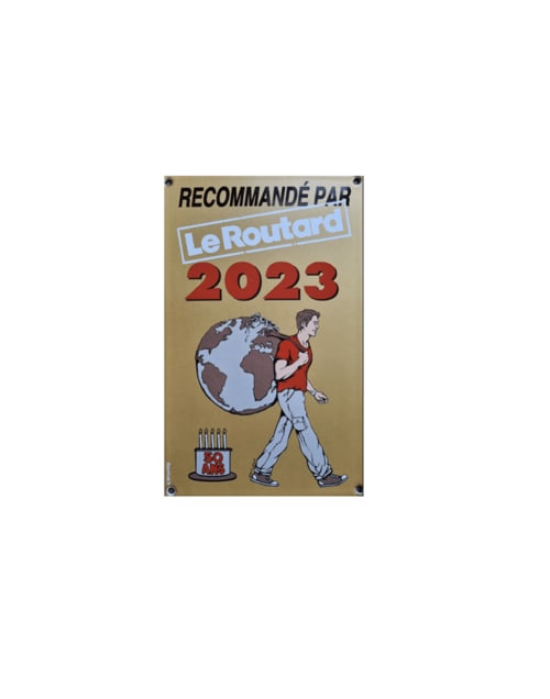Affiche de recommandation du guide de voyage Le Routard 2023 avec globe et voyageur, exposée à l'hôtel La Maison De Fleurat