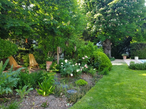 Jardin luxuriant du Logis des Tourelles à Cognac avec transats, fleurs en fleur et arbres matures