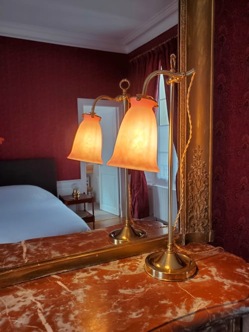 Élégante lampe en laiton aux verres ambrés dans la chambre lie-de-vin des Logis des Tourelles, Cognac