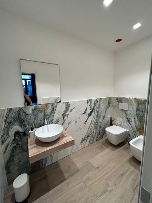 Bagno moderno della Breccia nel Mare B&B a Marina di Carrara con accenti in marmo, lavabo da appoggio e wc a parete