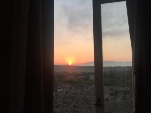 Vue du coucher de soleil depuis la chambre La Belle au Bois à La vie de château à Grignan, avec montagnes et campagne