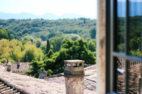 Vue sur les collines toscanes depuis La Belle au Bois à La vie de château à Grignan, avec toits en terre cuite et cyprès