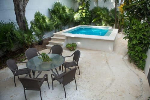 Piscina privada y zona de estar en villa Cozy House Downtown Cancún con jardín tropical y tumbonas