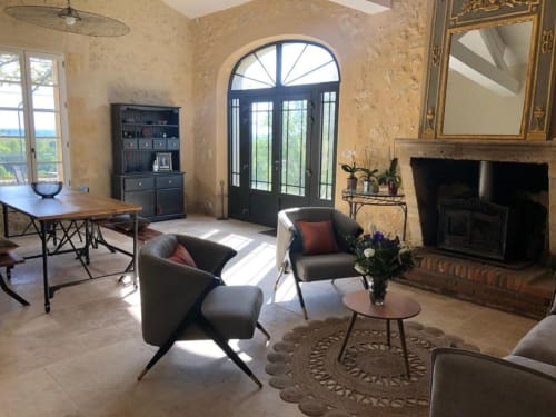 Élégant salon du Château Haut Clarise B&B à Belvès-de-Castillon avec cheminée et portes cintrées