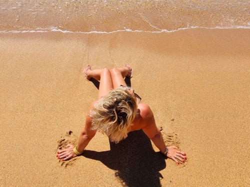 Belle fille plage île d'Yeu
