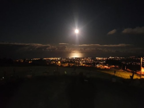 Pleine lune illuminant La Plaine des Cafres la nuit, vue vallée de la maison d'hôtes Case Vi D'O