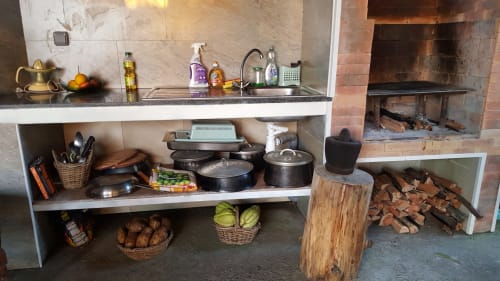 Cuisine extérieure de la villa Case Vi D'O à La Plaine des Cafres avec ustensiles de cuisson, foyer et vue sur les montagnes