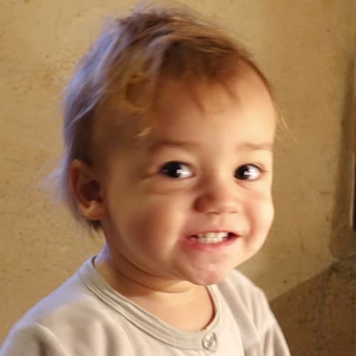 Jeune enfant au Domaine de Labrousse, hébergement Family Friendly à 10 km de Périgueux, avec lit Montessori dans la chambre HAUTEFORT.
