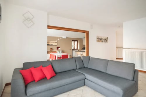 Villa Vista Lago Bellano | Soggiorno divano | Hotel in Bellano | Bed & Breakfasts in Bellano | B&B in Bellano | Hotel lago di Como a Bellano | Hotels | Dove dormire Bellano | Casa Vacanze in Bellano | Appartamento lussuoso in Bellano | Modern design vista lago | Appartamento luxury in Bellano