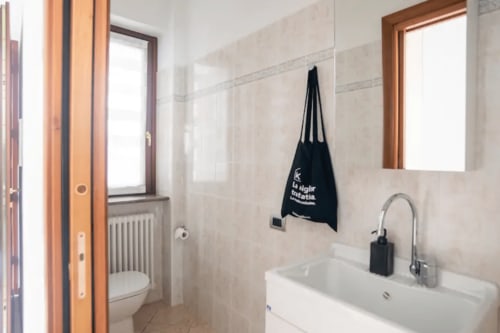 Villa Vista Lago Bellano | Bagno di servizio | Hotel in Bellano | Bed & Breakfasts in Bellano | B&B in Bellano | Hotel lago di Como a Bellano | Hotels | Dove dormire Bellano | Casa Vacanze in Bellano | Appartamento lussuoso in Bellano | Modern design vista lago | Appartamento luxury in Bellano