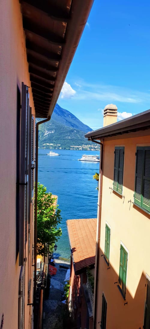 Appartamenti di Villa Vista Lago | Tipiche contrade di Varenna vista da Downtown Varenna | Aria Condizionata, Wi-Fi, smart TV | Affitto appartamento a Varenna e Bellano. | Downtown Varenna | Vista Lago | Varenna case | hotel vacanza | Varenna B&B| Villa Varenna | Casa sul lago | Traghetto | Dove dormire a Varenna 