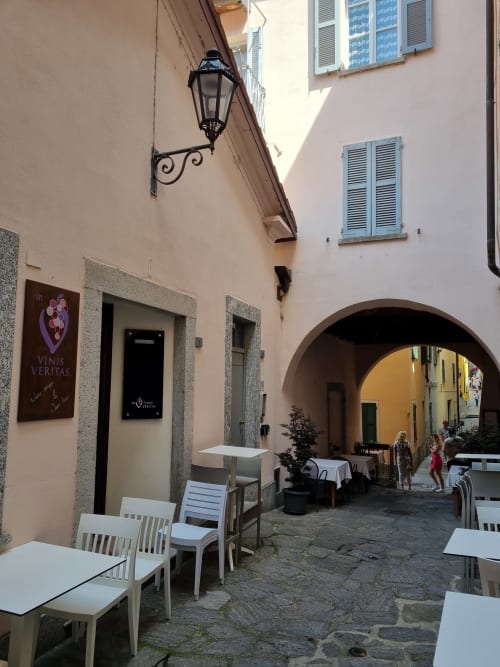 Appartamenti di Villa Vista Lago | Enoteca Vinis Veritas | Aria Condizionata, Wi-Fi, smart TV | Affitto appartamento a Varenna e Bellano. | Downtown Varenna | Vista Lago | Varenna case | hotel vacanza | Varenna B&B| Villa Varenna | Casa sul lago | Traghetto | Dove dormire a Varenna 