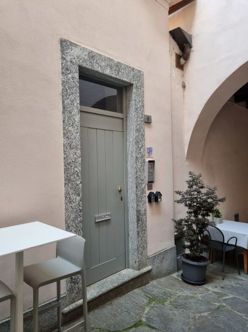 Appartamenti di Villa Vista Lago | Ingresso | Aria Condizionata, Wi-Fi, smart TV | Affitto appartamento a Varenna e Bellano. | Downtown Varenna | Vista Lago | Varenna case | hotel vacanza | Varenna B&B| Villa Varenna | Casa sul lago | Traghetto | Dove dormire a Varenna 