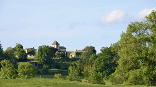 Château Haut Clarise, un charmant château français niché dans une verdoyante campagne près de Belvès-de-Castillon, entouré de