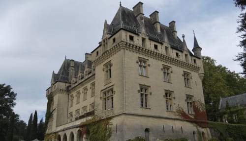Château Haut Clarise, un majestueux château de pierre aux tourelles à Belvès-de-Castillon, France