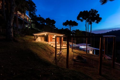 Vila iluminada ao entardecer em Paraíso nas Montanhas, Campos do Jordão, Brasil, com vistas para as montanhas e pinheiros