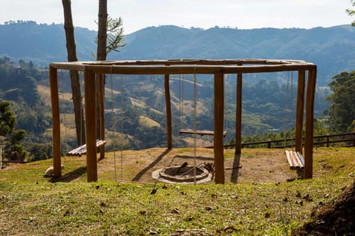 Pérgola da pousada na montanha com fogueira vista para o vale de Campos do Jordão no hotel Paraíso nas Montanhas