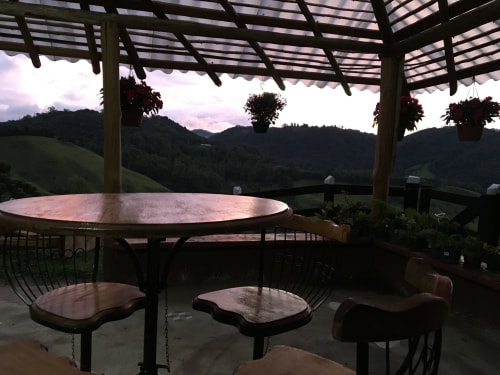 Área de refeições coberta por pérgola no Paraíso nas Montanhas com vistas das montanhas de Campos do Jordão