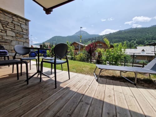 Terrasse avec vue sur les montagnes au Serre Chevalier Cristal Lodge, mobilier extérieur et sommets alpins
