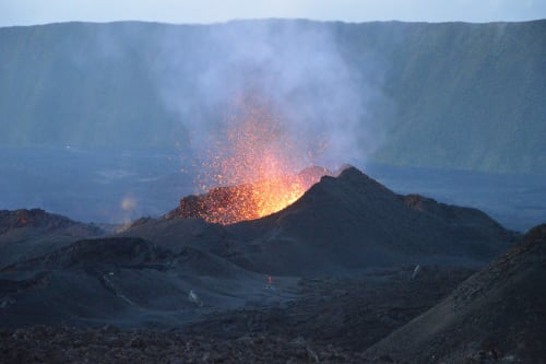 Volcan actif en éruption nocturne, vue du paysage volcanique depuis Case Vi D'O à La Plaine des Cafres, Île de la Réunion