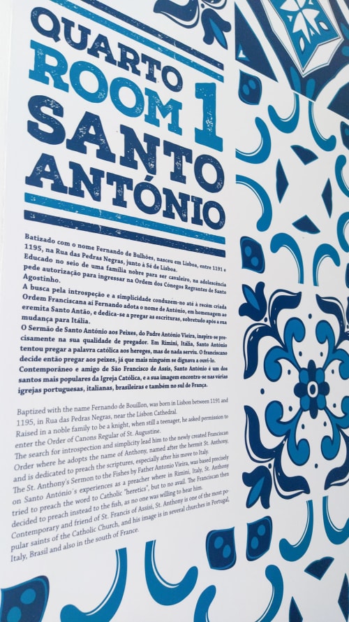 Sinalização do quarto Santo António com padrões de azulejos portugueses em Ó da Casa em Peniche