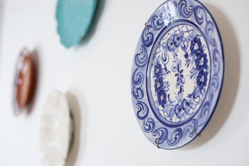 Assiette bleue et blanche décorativeà Ó da Casa, une charmante maison d'hôtes à Peniche, Portugal