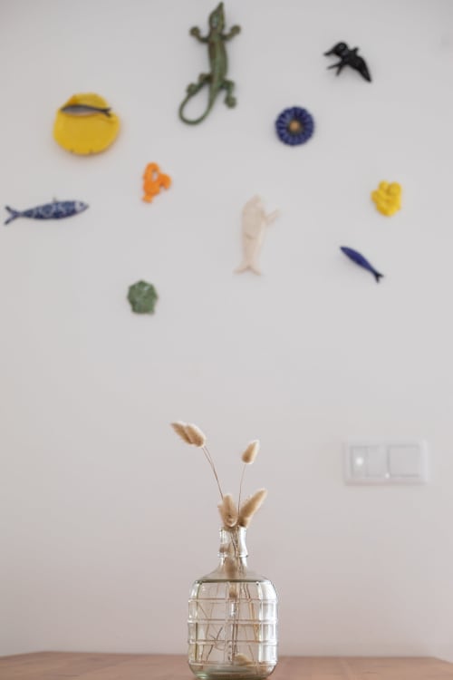 Vase en verre avec herbe de pampa à Ó da Casa, gîte à Peniche avec décoration murale aux thèmes côtiers