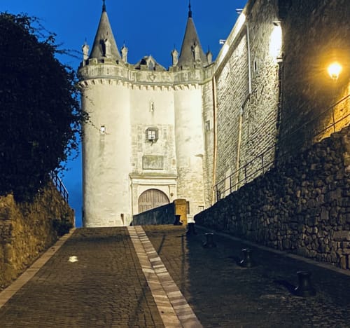 Tour médiévale du gîte La vie de château illuminée au crépuscule à Grignan, France