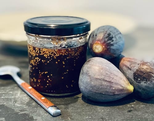 Pot de confiture artisanale aux figues fraîches à La vie de château, Grignan - offre petit-déjeuner gourmand