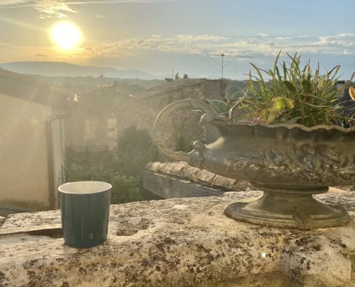 Café du matin avec vue sur la campagne toscane à La vie de château, gîte de charme à Grignan